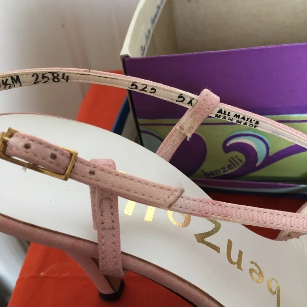 Ladies dyed sandals 5 1/2